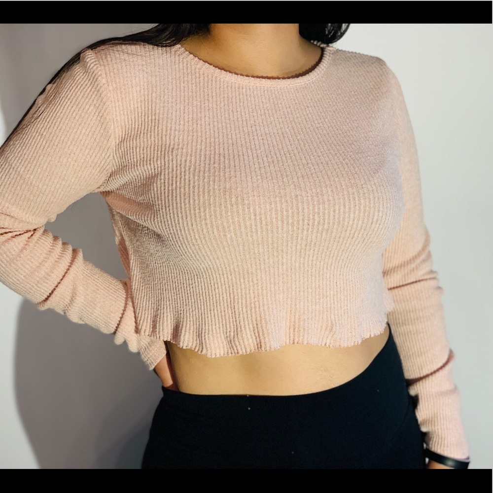 Crop top. - Picture 2 of 5